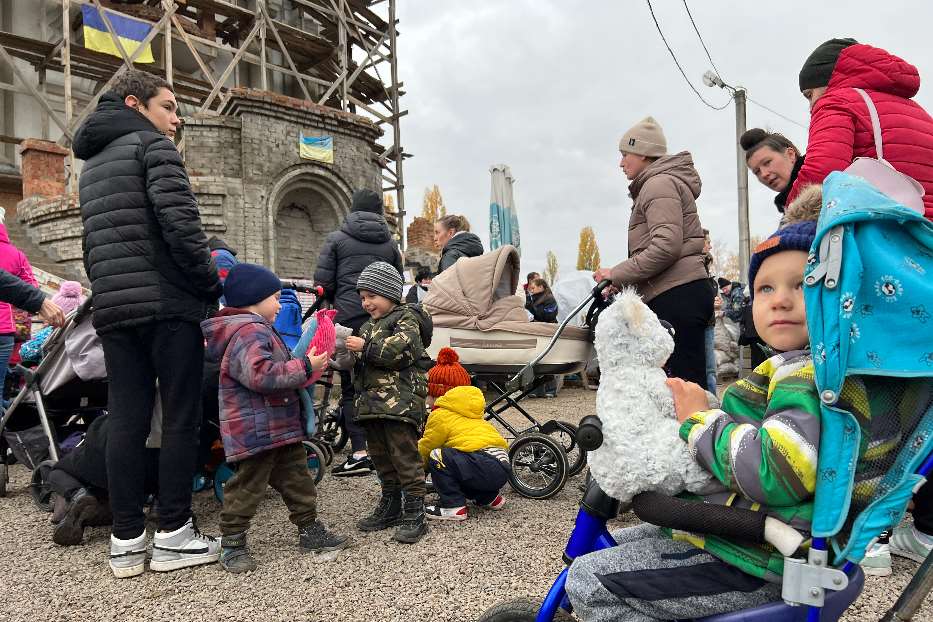 Mamme e bambini in coda per gli aiuti davanti alla Cattedrale greco-cattolica di Kharkiv