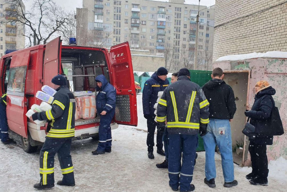 En la región de Luhansk, la lucha continúa.  Los rusos reabrieron esta mañana el fuego en Severodonetsk, Kremina, Privlej: decenas de edificios de apartamentos fueron alcanzados.  Los rescatistas siguen sofocando los incendios provocados por el bombardeo.  Todos los días, los salvavidas, junto con funcionarios gubernamentales, filántropos y voluntarios, brindan agua industrial limpia, alimentos y medicamentos a las comunidades.  18 de marzo