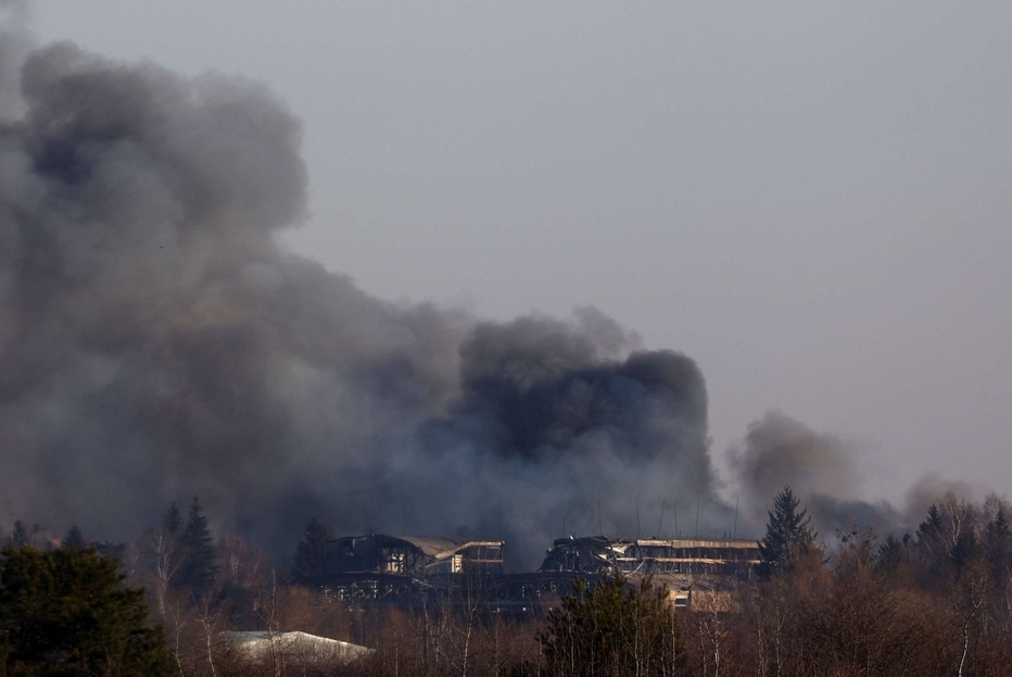 Fumo nero si leva dal sito bombardato stamani alla periferia di Leopoli'Lviv