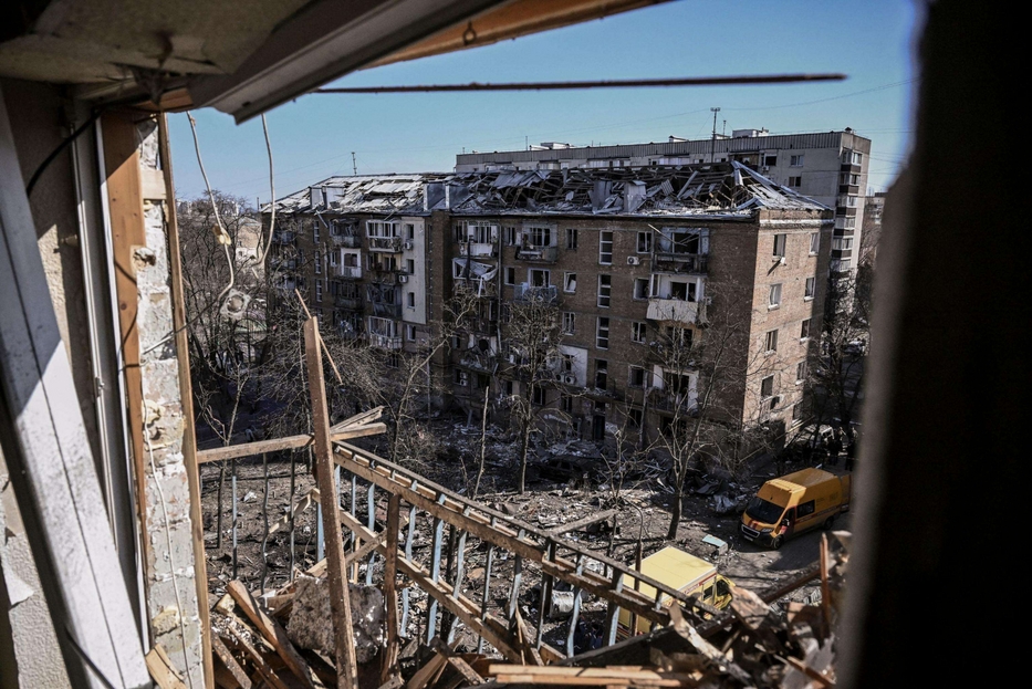 Un edificio bombardato stamani a Kiev, 18 marzo