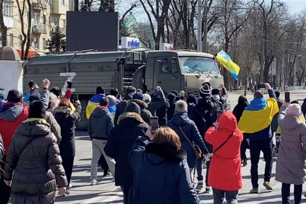 Le proteste dei cittadini a Kherson, in Ucraina