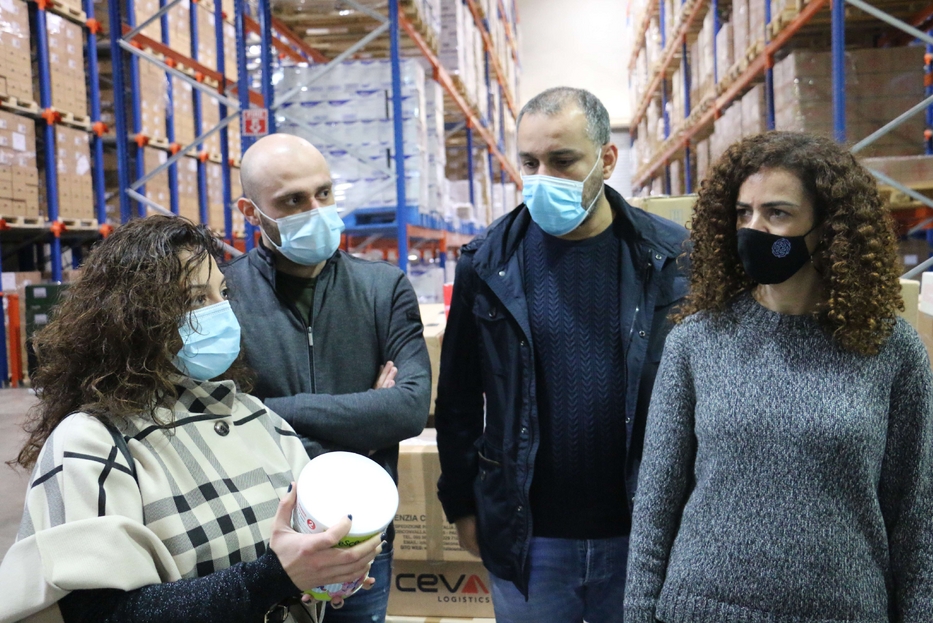 I volontari mentre ricevono in Libano il “latte solidale”