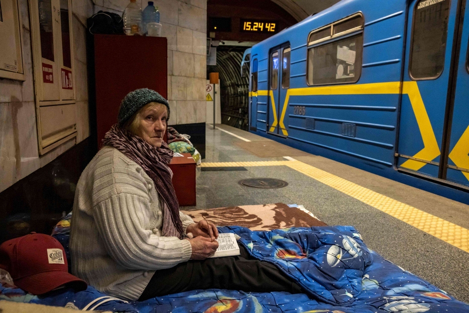 A Kiev i profughi accampati in una stazione della metropolitana