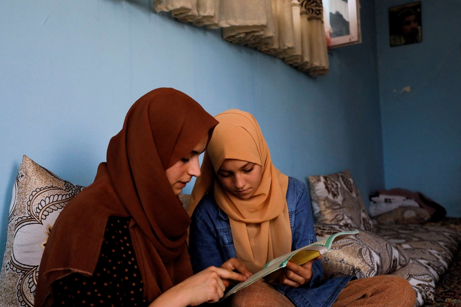 Kerishma Rasheedi, 16 anni,  e la sua amica Bereshna Hesar studiano a casa a Kabul