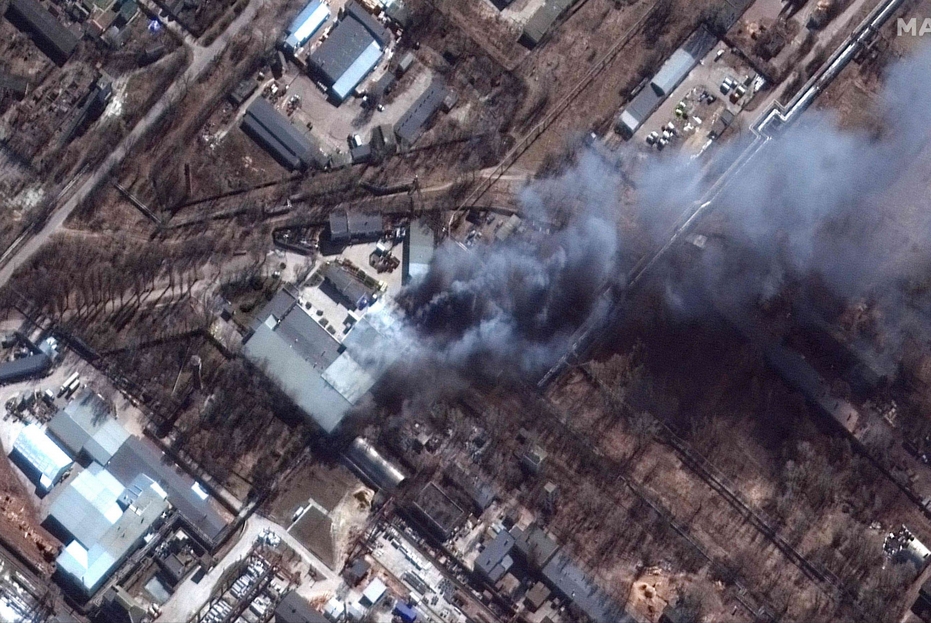 Nell'immagine del satellite Maxar del 10 marzo, la colonna di fumo nero che si leva dagli incendi in un'area industriale nella zona sud di Chernihiv