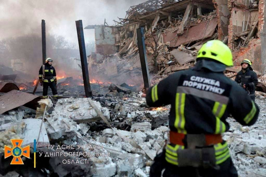 Vigili del fuoco in azione dopo un bombardamento a Dnipro, nell'Ucraina centro-orientale