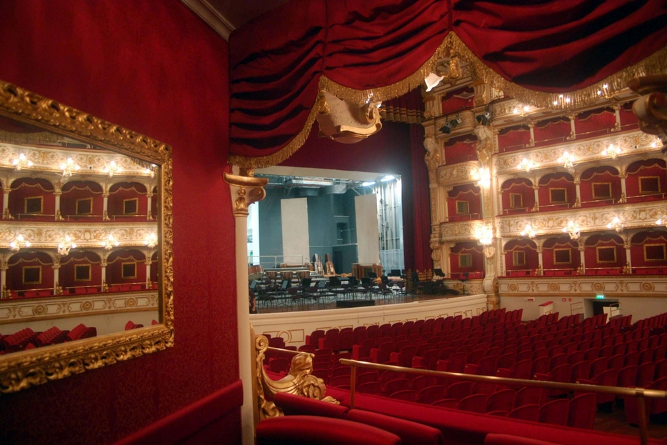 L'intero del teatro Petruzzelli di Bari