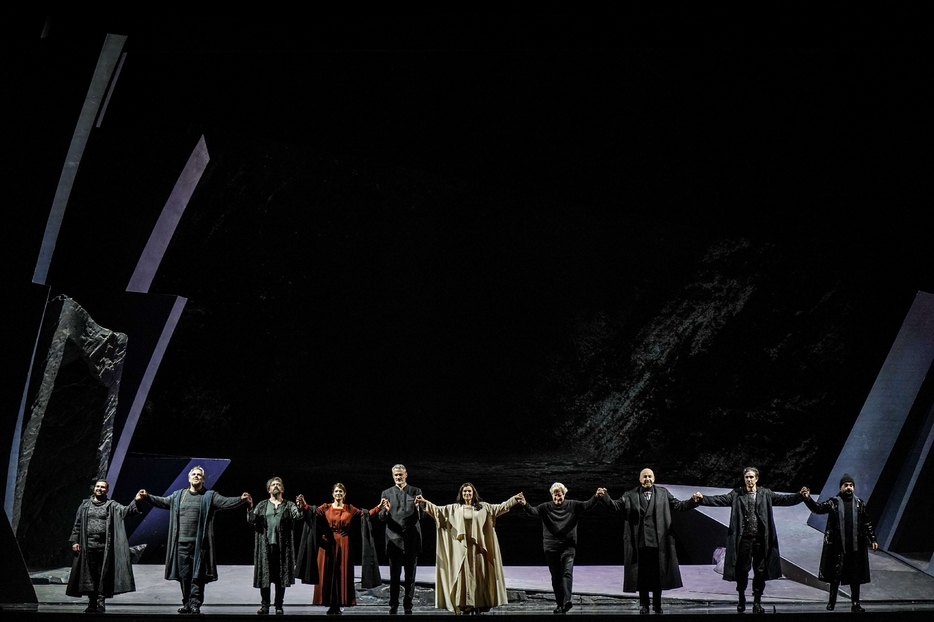 Gli applausi finali per “Tristano e Isotta” che ha aperto la stagione al Petruzzelli di Bari