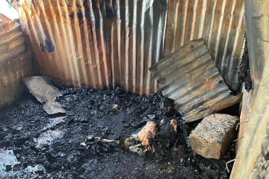 L'interno della baracca di 2 metri per 2 dove, alle 4 della notte, è scoppiato l'incendio: il corpo incenerito di Joof Yusupha è stato trovato all'interno dai vigili del fuoco