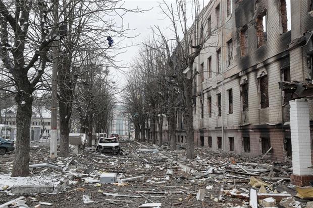 La distruzione causata dai bombardamenti alla periferia di Kiev