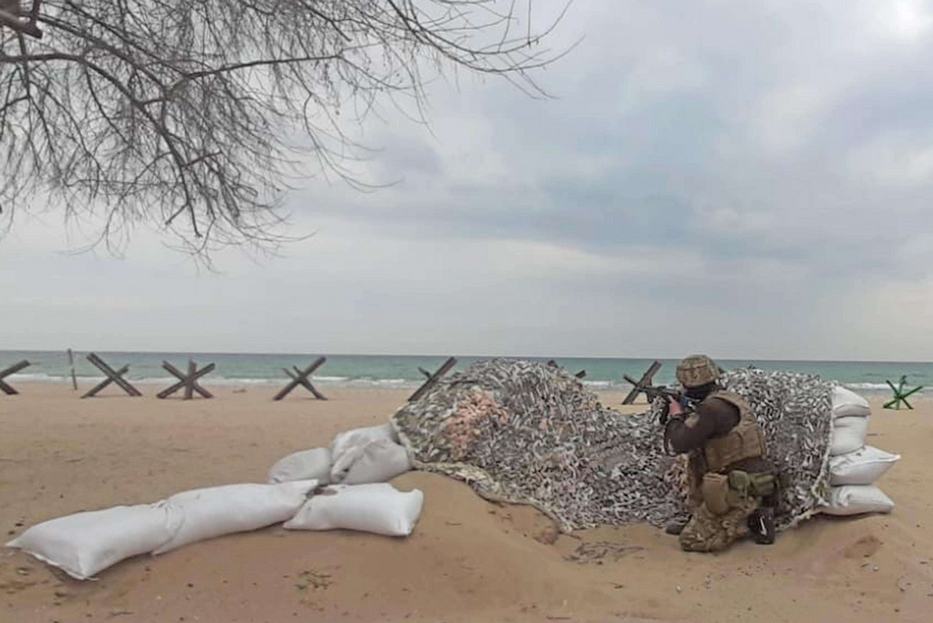 La trincea sulla spiaggia minata al largo della quale alcuni giorni fa è stata affondata una nave russa,  25 marzo