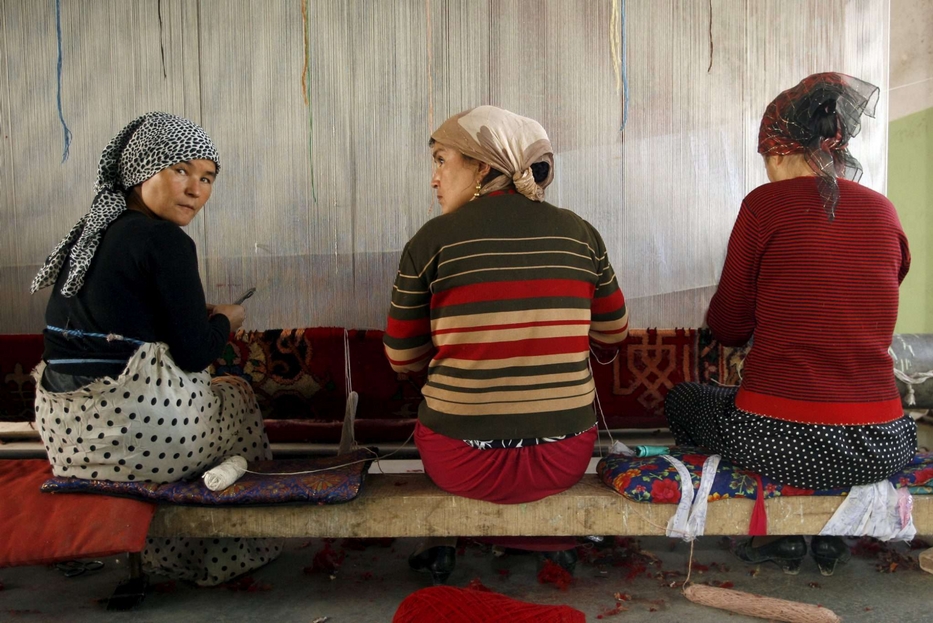 Donne uigure al lavoro per produrre tappeti a Yarkant