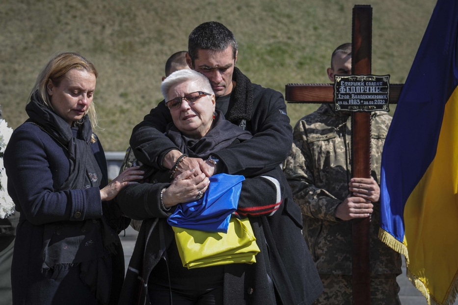 Il funerale di un soldato ucraino morto al fronte