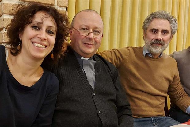 Chiara Gandiani con il marito Giovanni Balestreri e don Piercarlo Fizzotti