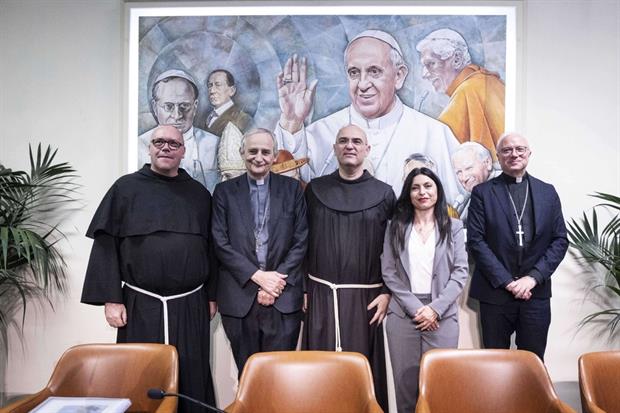 La presentazione dell'evento assisano a Roma: da sinistra, fra’ Moroni, il cardinale Zuppi, fra’ Travascio, Proietti e l’arcivescovo Baturi