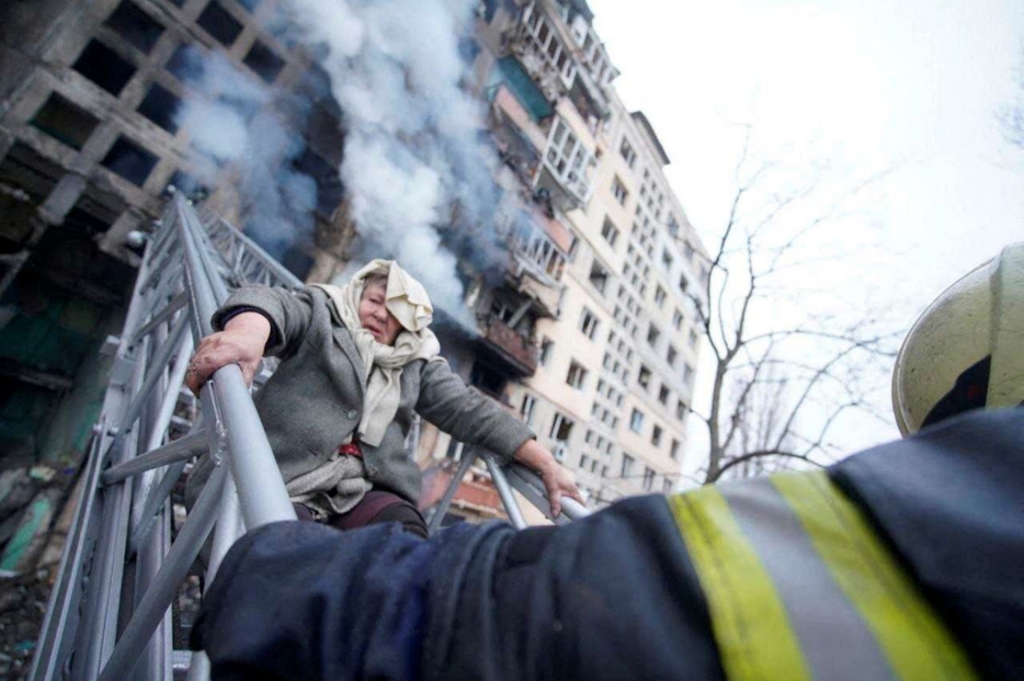 Salvataggio in un condominio colpito da un missile a Kiev, 14 marzo