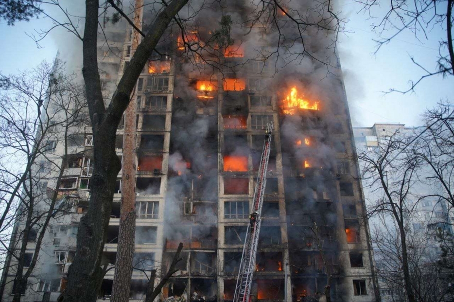 Condominio in fiamme a Kiev, colpito da un missile, 15 marzo