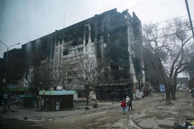 Nel centro di Mariupol devastato dai bombardamenti, gli abitanti escono per andare a prendere acqua. La foto è stata scattata durante un giro per la stampa organizzato dall'esercito russo il 12 aprile