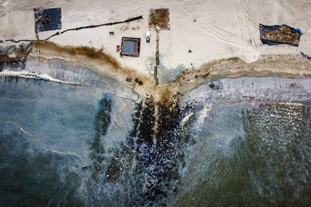 La spiaggia di Ancon devastata dal petrolio