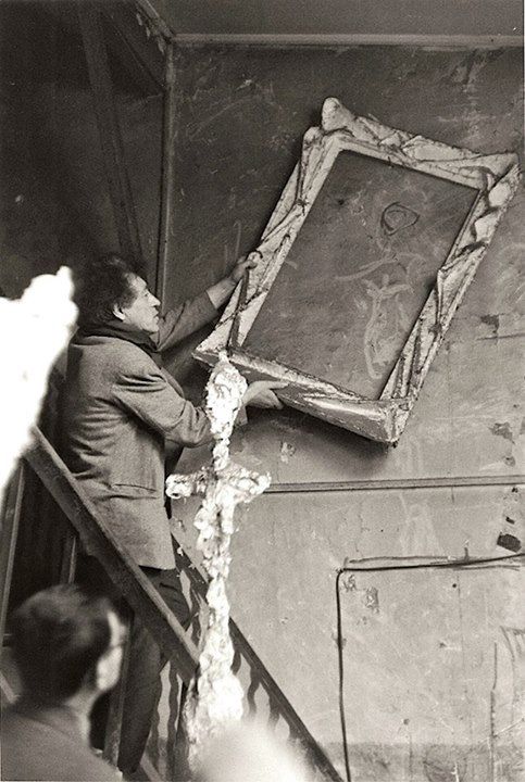 Giacometti mentre è vicino a incorniciare uno scarabocchio nel suo studio (1958), foto di Inge Morath