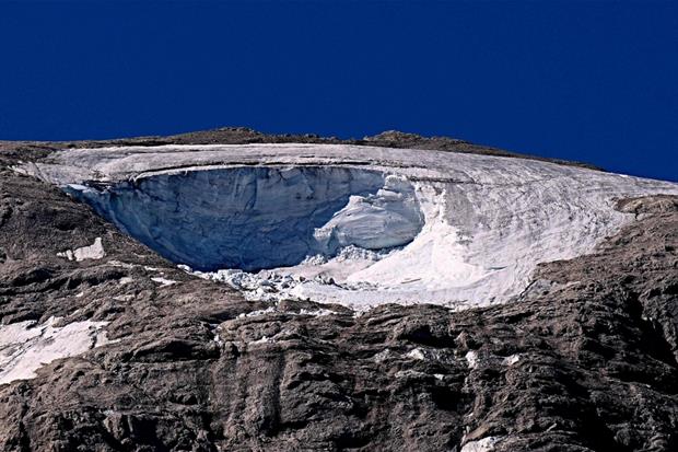 La voragine che si è aperta nel ghiacciaio della Marmolada dopo il crollo dello scorso 3 luglio