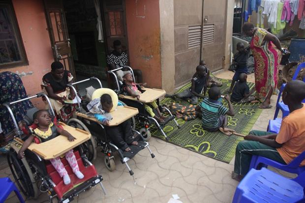 Bambini disabili ospiti del Centro a Katoogo