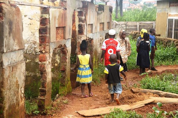 I bambini di Katoogo hanno perso la scuola con l'alluvione del 2020