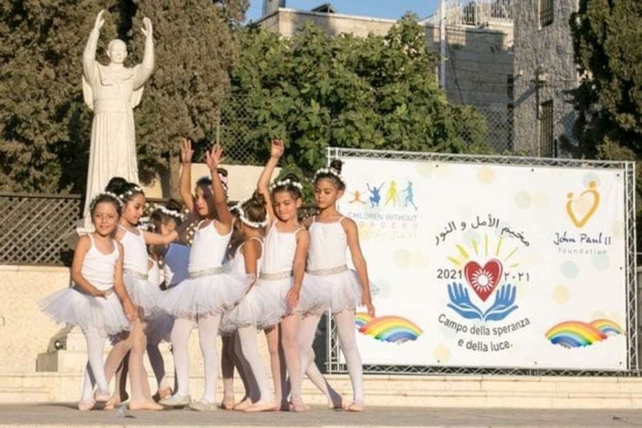 I ragazzi impegnati in uno spettacolo nella Casa della pace voluta dalla Fondazione Giovanni Paolo II