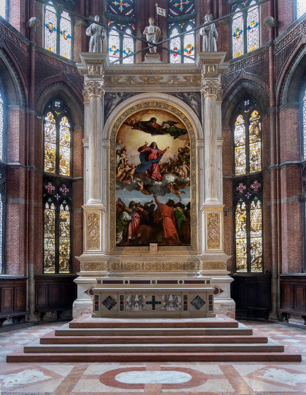La pala dell'Assunta di Tiziano nella basilica di Santa Maria gloriosa dei Frari a Venezia, dopo il restauro