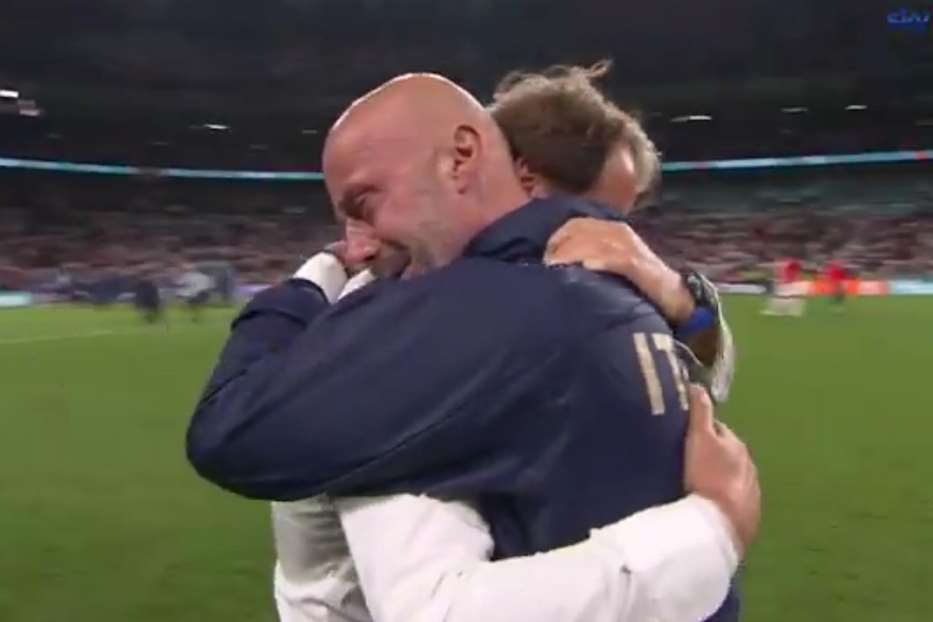 Gianluca Vialli abbraccia Roberto Mancini dopo la vittoria dei Campionati europei contro l'Inghilterra