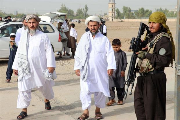 Uomini si recano alla preghiera alla moschea di Kandahar