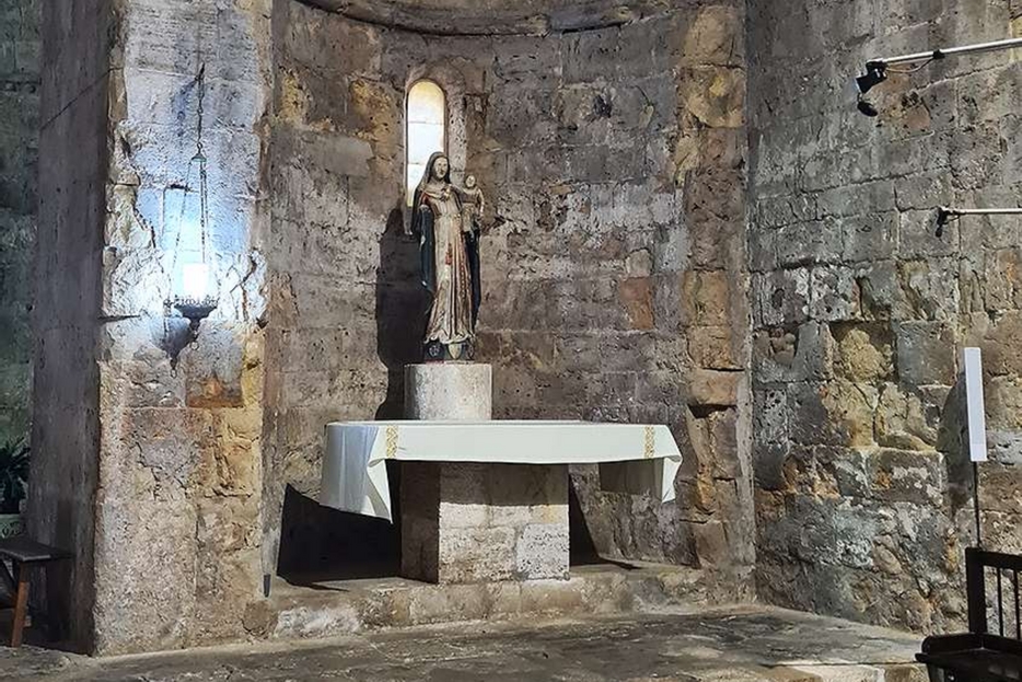 Interno di una chiesa romanica a Besalú