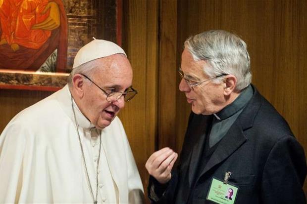 Padre Lombardi discute con papa Francesco