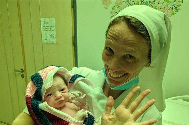 Una immagine di suor Valentina Sala al reparto maternità dell'ospedale Saint Joseph di Gerusalemme Est