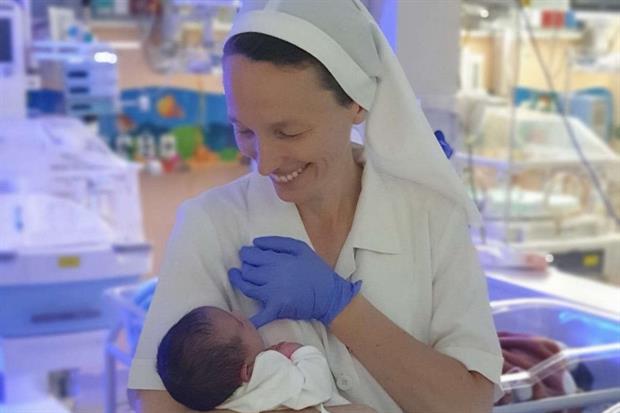 Una immagine di suor Valentina Sala al reparto maternità dell'ospedale Saint Joseph di Gerusalemme Est