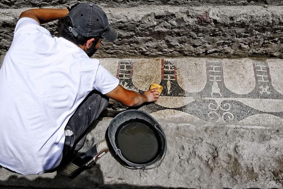 Lo scavo dei mosaici a Pompei