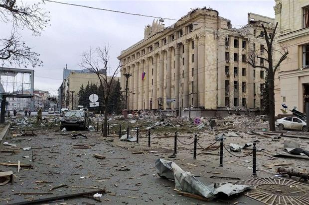 La piazza centrale di Kharkiv con il municipio bombardato stamani