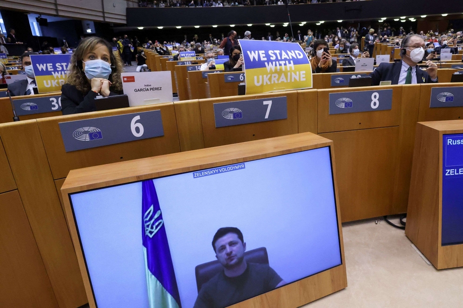 Il presidente ucraino Zelensky in videocollegamento con il Parlamento Ue in seduta plenaria straordinaria
