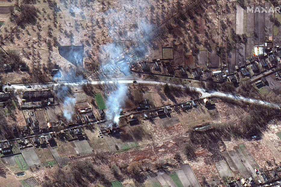 L'immagine dal satellite mostra parte di un convoglio militare ed edifici incendiati a nordovest di Ivankiv in Ucraina