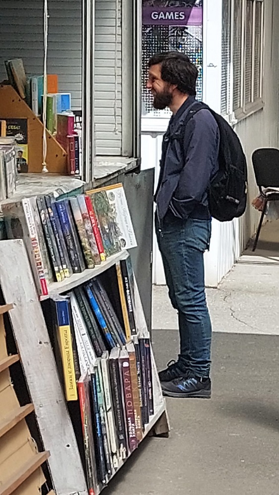 Uno studente dell'Istituto “San Tommaso d’Aquino” in una libreria a Kiev