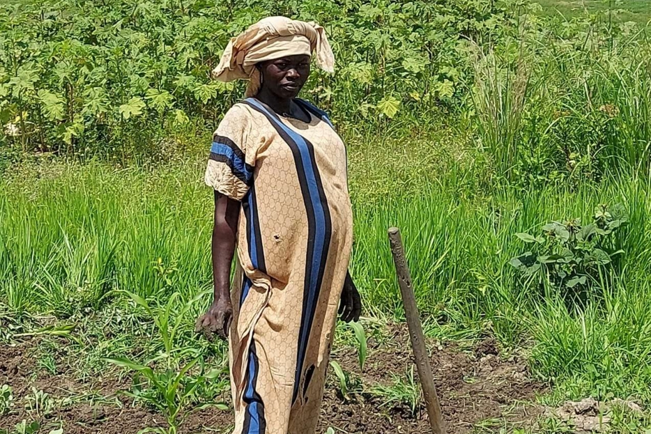Mary Akech, contadina, incinta e al lavoro nei campi a Gumbo