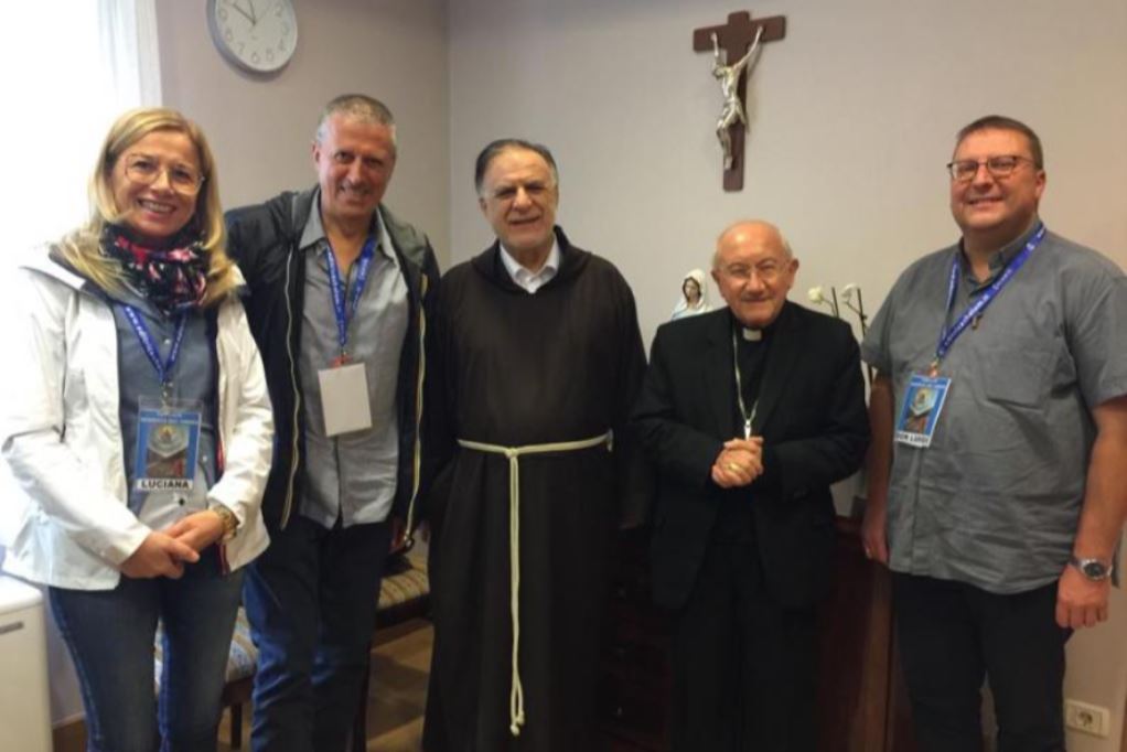 L'arcivescovo Cavalli (secondo da destra) con la delegazione giunta dall'Italia