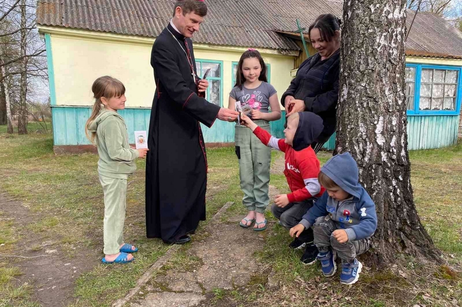 Il vescovo di Kiev porta gli aiuti umanitari
