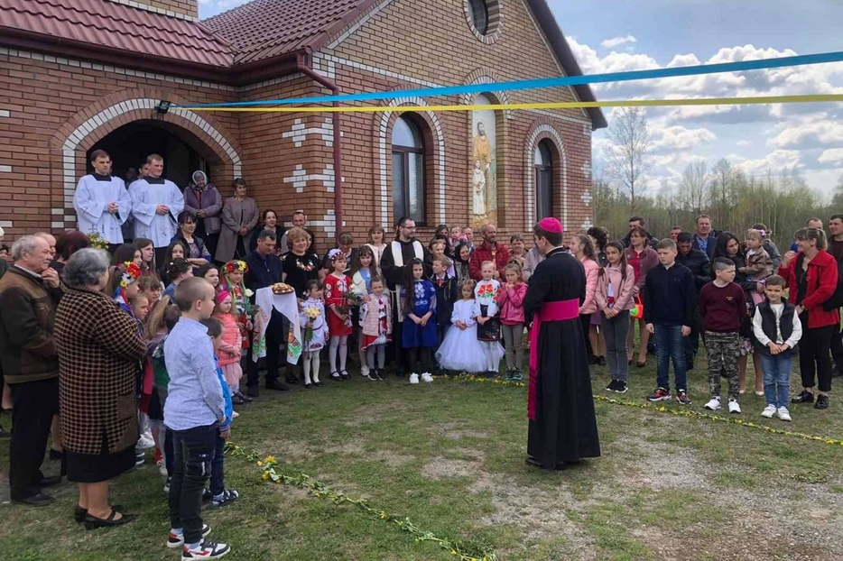 Il vescovo di Kiev davanti a una parrocchia