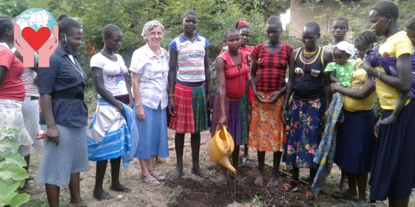 Suor Fernanda con le sue ragazze in Uganda