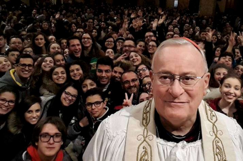 Il cardinale Gualtiero Bassetti in un selfie con i giovani