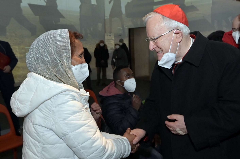 Il cardinale Bassetti incontra alcuni migranti
