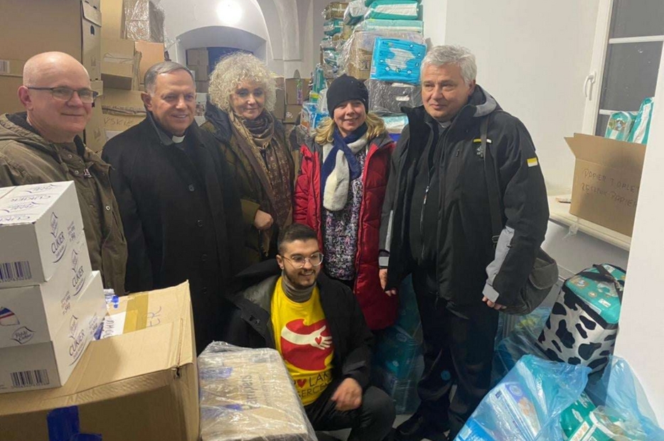 L’arcivescovo Mieczyslaw Mokrzycki mentre accoglie gli aiuti per la comunità