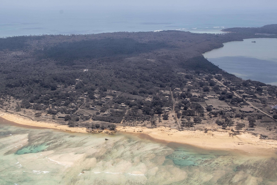 Immagini aeree delle coste di Tonga ricoperte di cenere vulcanica