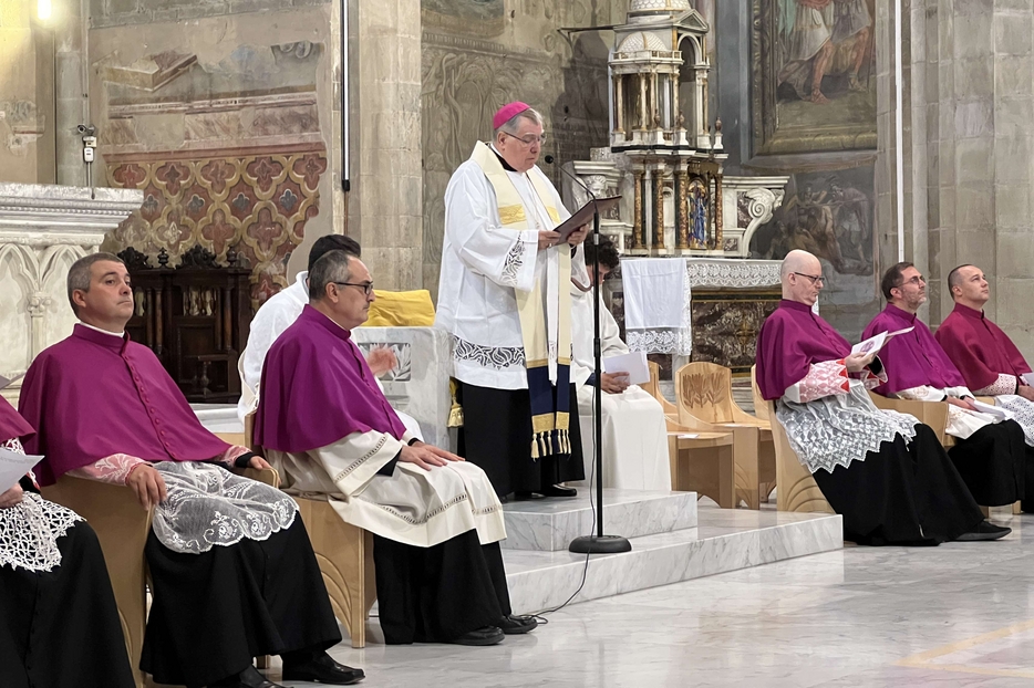 L'arcivescovo Riccardo Fontana annuncia nella Cattedrale di Arezzo il nome del suo successore